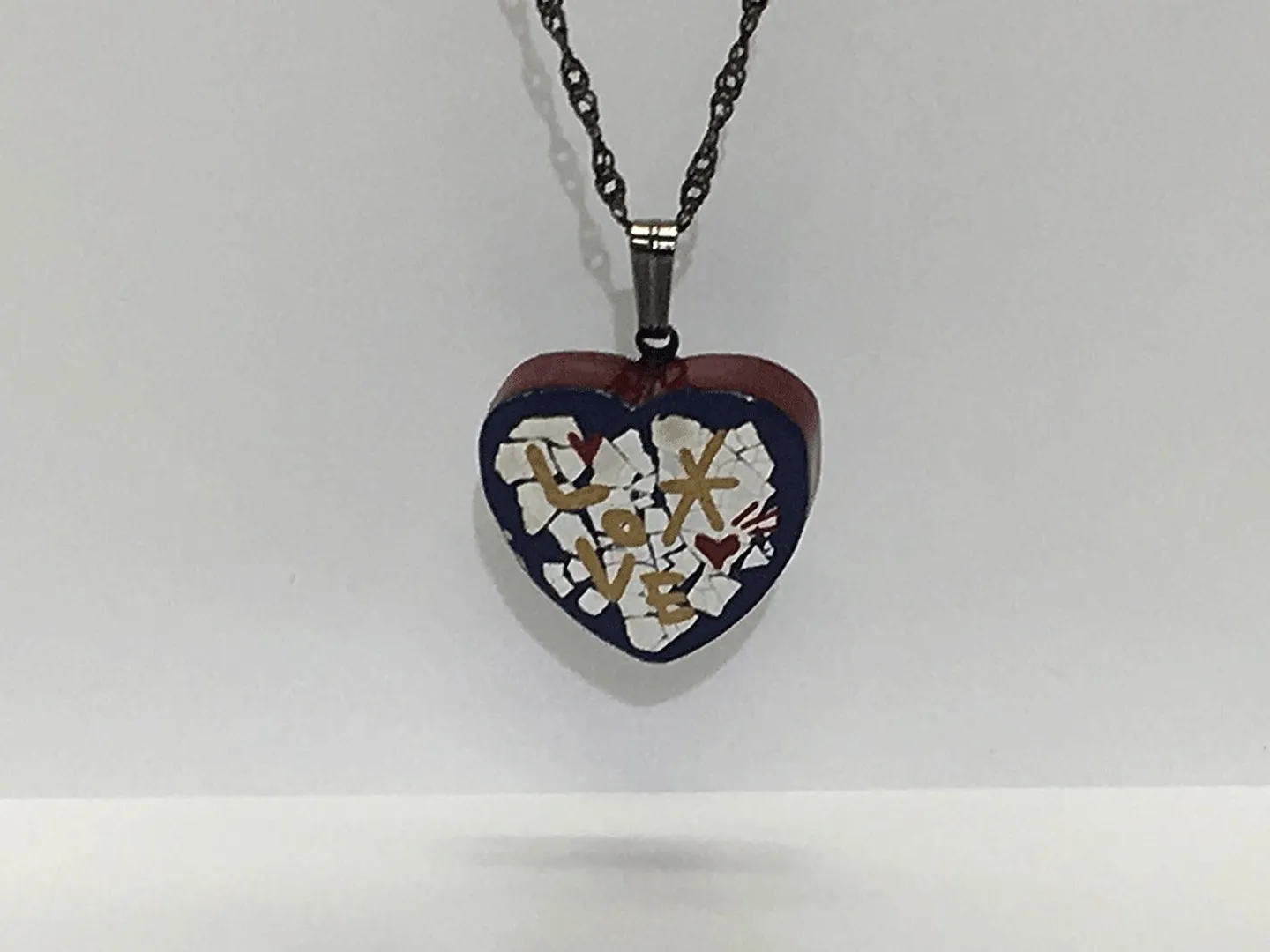 卵殻と蒔絵のペンダント