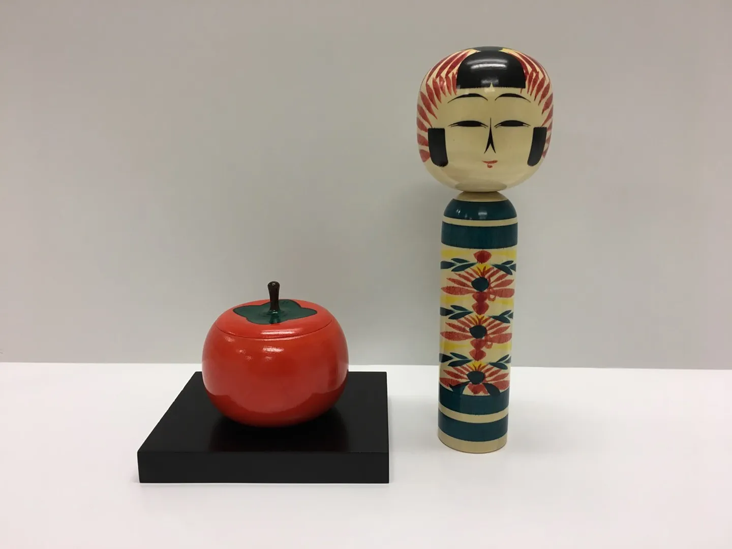 秋保こけし 6寸・柿小物入れ台付（佐藤こけし屋）