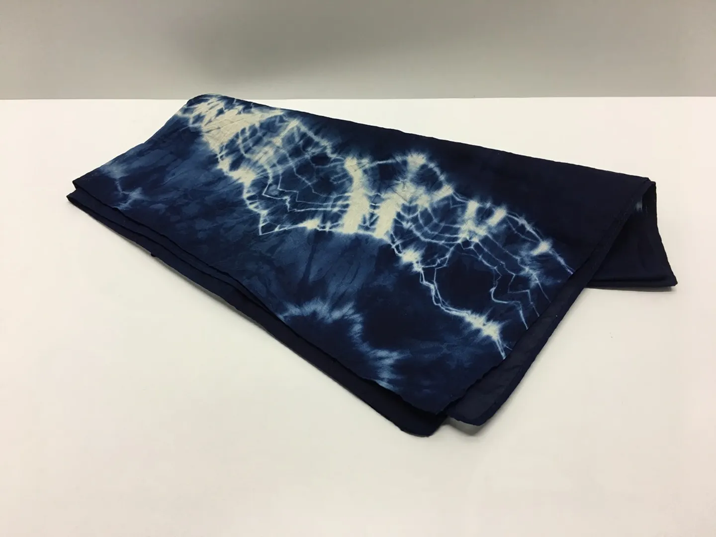 藍染めハンカチーフ（染織工房つる）