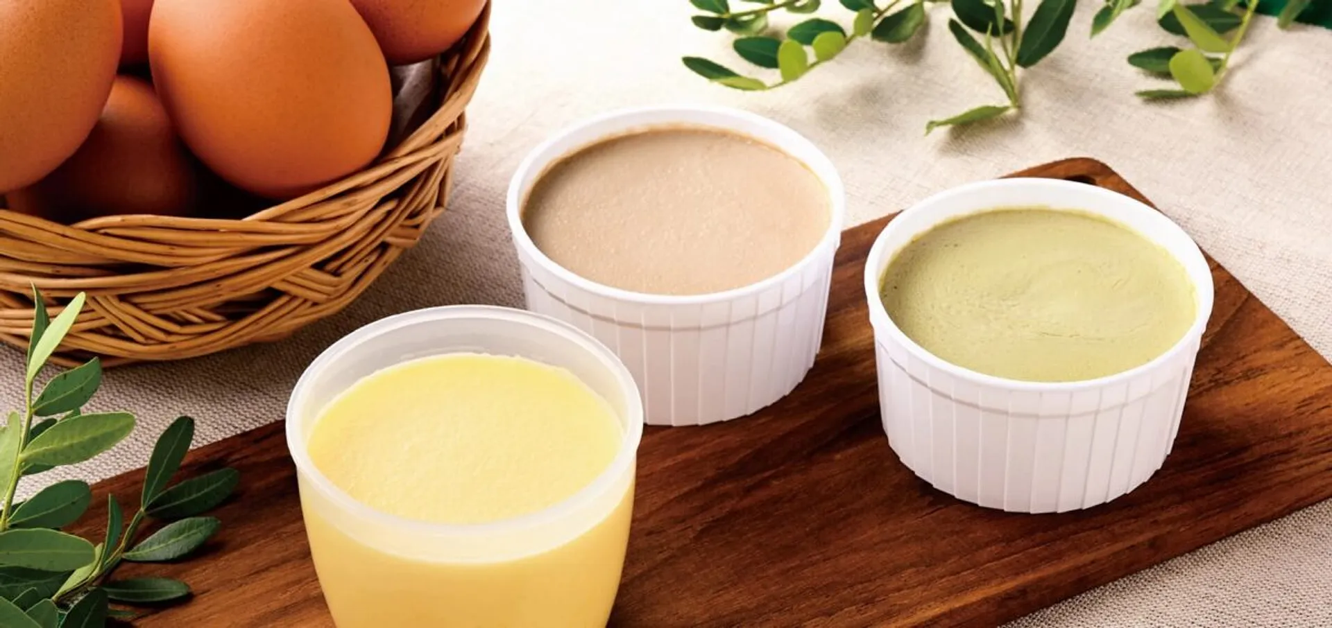 （左から）花兄園プリンオリジナル250円（税込）、花兄園プリンココア250円（税込）、花兄園プリン抹茶250円（税込）