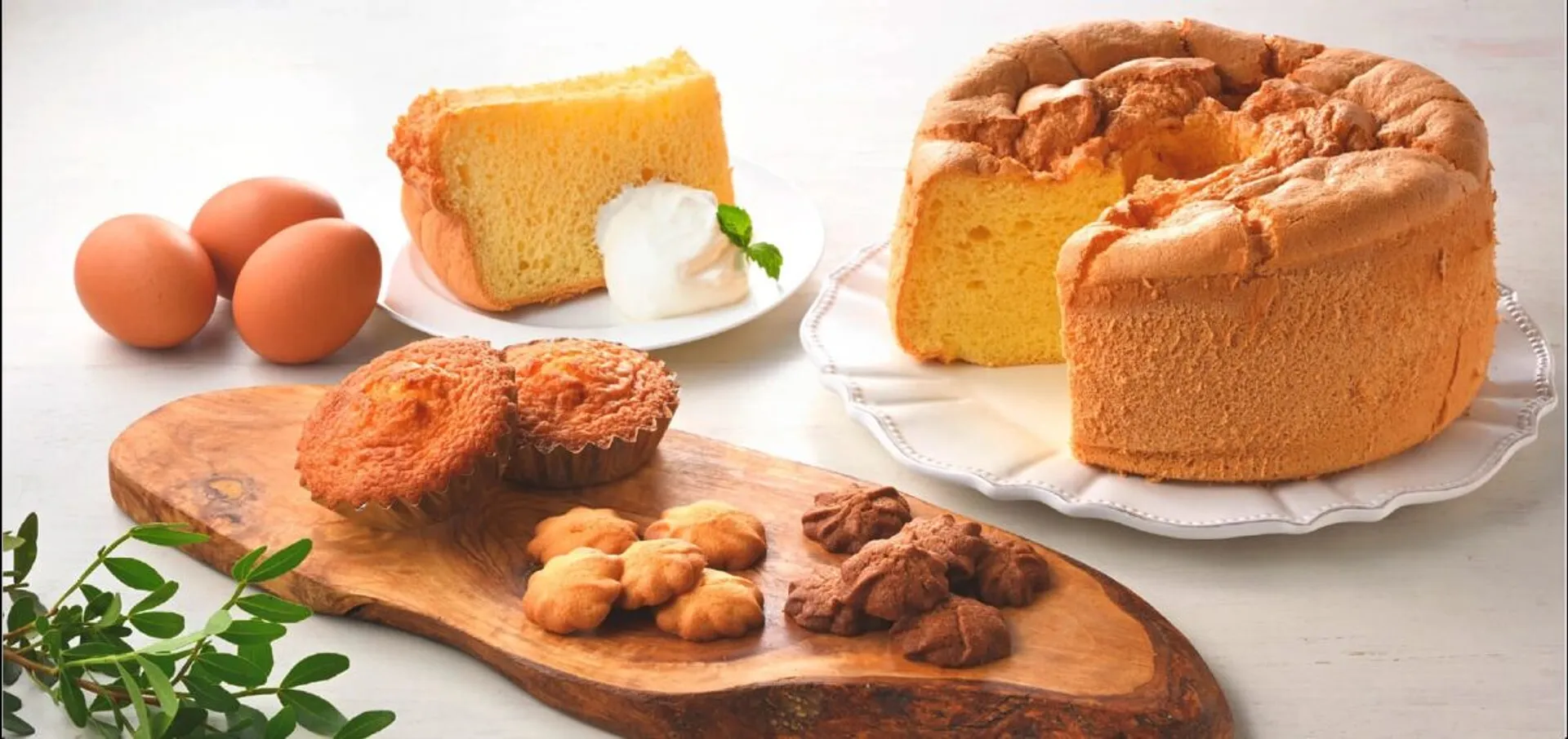 シフォンケーキ（１カット）280円（税込）、マドレーヌ　150円（税込）、クッキー（バター、チョコ）各300円（税込）