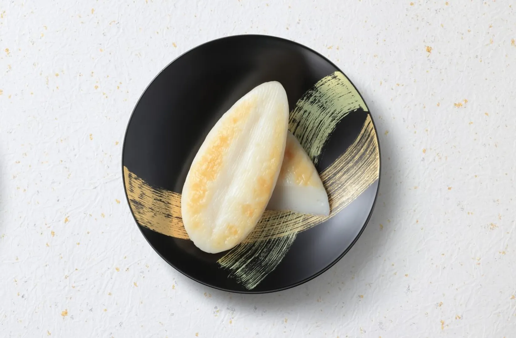 阿部の笹かまぼこ ／『魚の旨みが際立つ』昔ながらの看板商品。 昭和10年の創業当時より確かに受け継がれる変わることのない自慢の笹かまぼこ。国家資格を有する阿部蒲鉾店の職人が、日々五感を研ぎ澄まし見極め、しなやかで弾力のある、ぷりぷりとした食感を実現しました。宮城県産本醸造特級醤油や地酒が、魚の旨みと香りを際立たせる逸品です。炙っていただきますとその香りはいっそう立ち、喉を通る後味と香りはいつまでも幸せな余韻を残します。