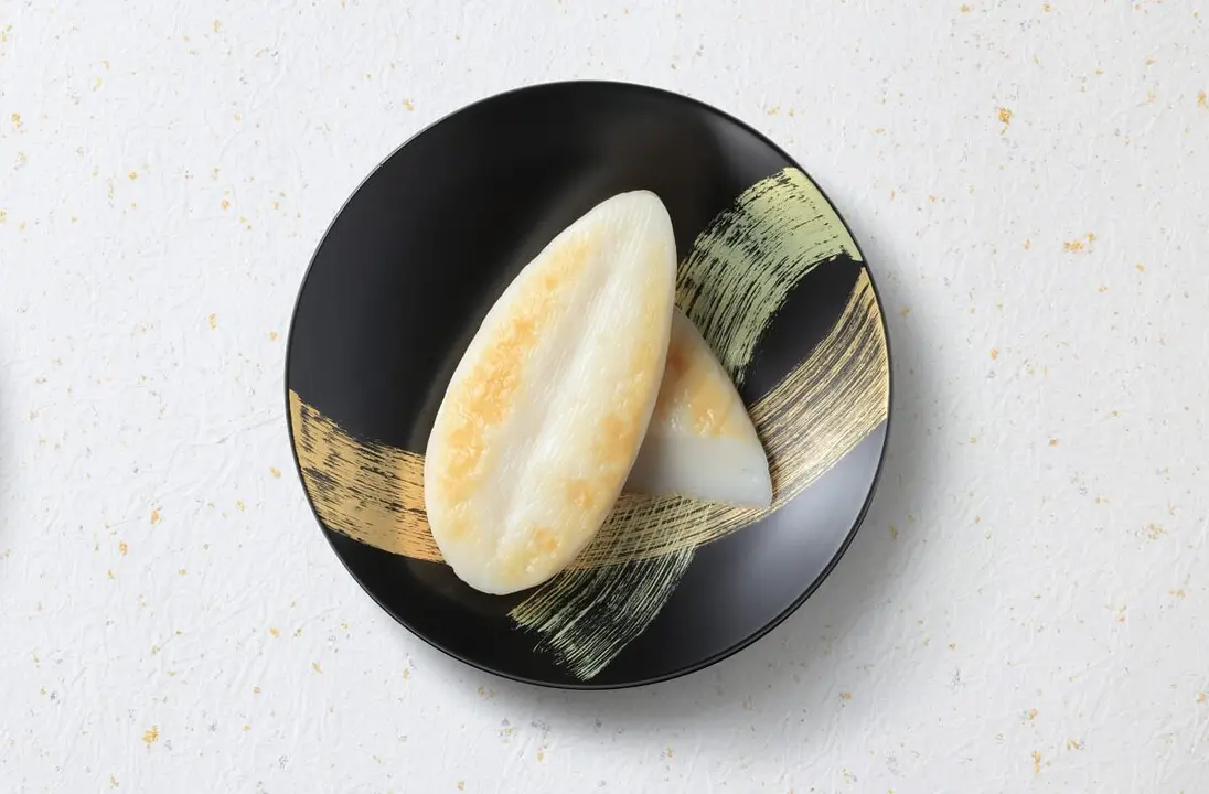 阿部の笹かまぼこ ／『魚の旨みが際立つ』昔ながらの看板商品。 昭和10年の創業当時より確かに受け継がれる変わることのない自慢の笹かまぼこ。国家資格を有する阿部蒲鉾店の職人が、日々五感を研ぎ澄まし見極め、しなやかで弾力のある、ぷりぷりとした食感を実現しました。宮城県産本醸造特級醤油や地酒が、魚の旨みと香りを際立たせる逸品です。炙っていただきますとその香りはいっそう立ち、喉を通る後味と香りはいつまでも幸せな余韻を残します。