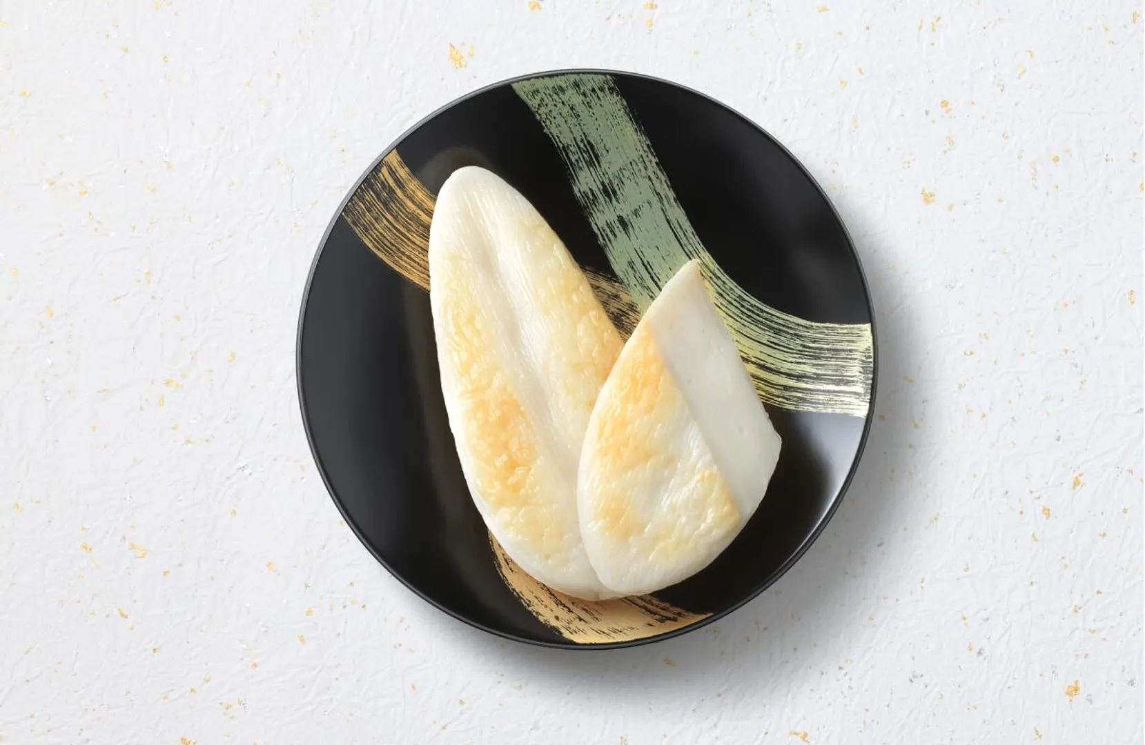 吟撰笹／『真鯛香るひとまわり大きな贅沢』創業80周年を記念して平成27年（2015年）に誕生したプレミアム笹かまぼこ。 厳選したレシピの中から試行錯誤を繰り返し生まれた最高傑作です。 自慢の上質なすり身に国産真鯛を加え、シコシコとした強い弾力のある食感と、真鯛特有の香りが鼻腔を駆け抜ける心躍るひと品です。 隠し味のきび砂糖は、コクのあるまろやかな旨さを引き出します。 （「きび砂糖」は日新製糖（株）の登録商標です。）