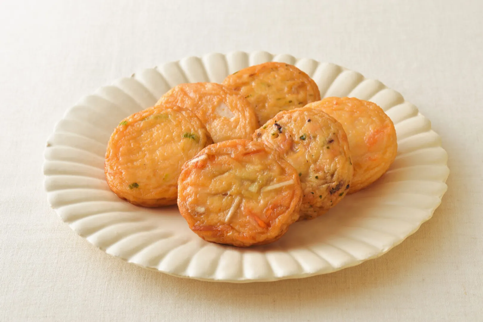 菜ころん／魚介や野菜など多彩な味わいが楽しめる揚げかまぼこ。 カラッとあっさり揚げて素材を活かした味わいに仕上げました。具材は、数ある食材から上質なすり身に合うものを選んでいます。 「たまねぎ」「きんぴら」「仙台みそねぎ」「むきえび」「たこ」「れんこん」の6種類がございます。