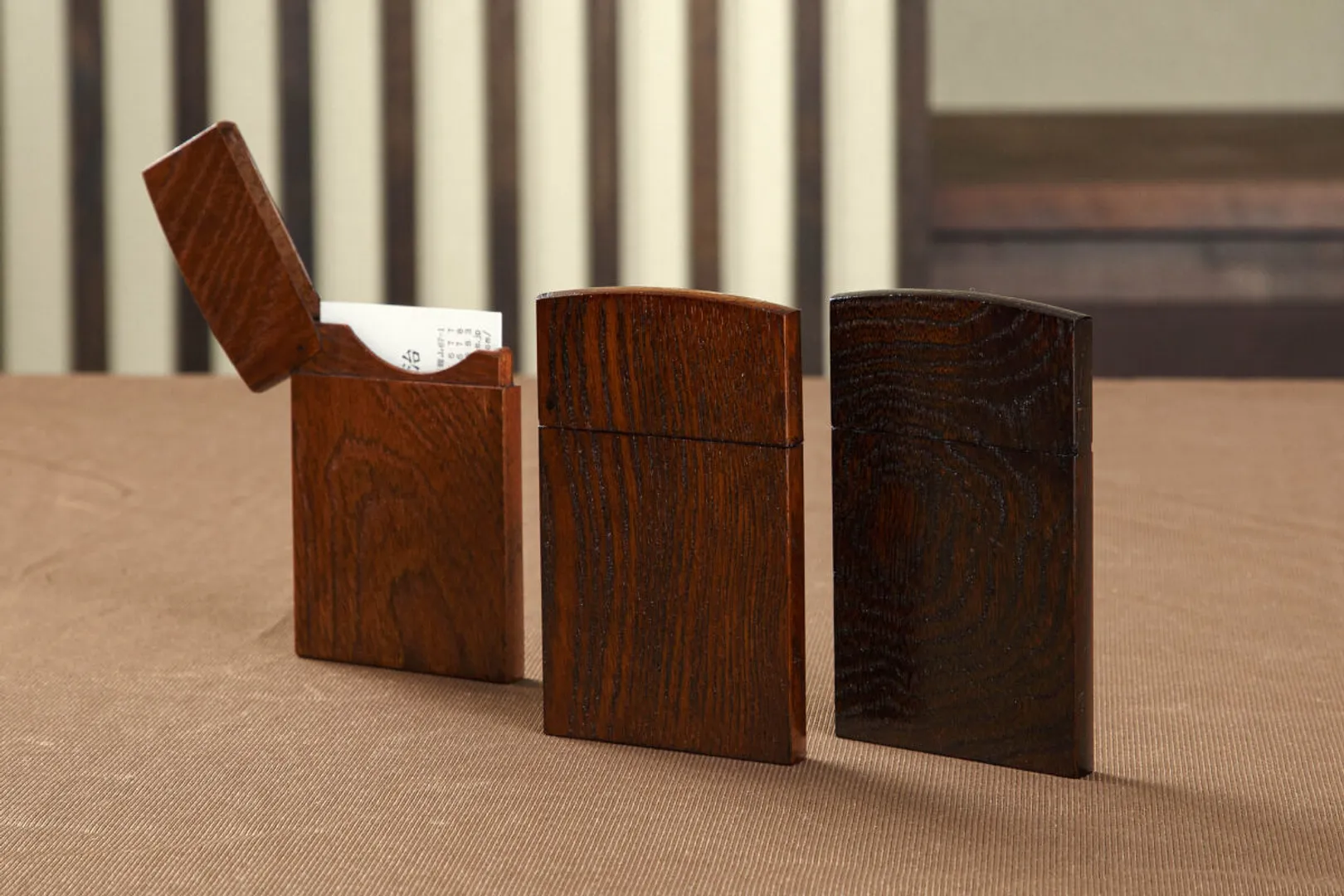 M912名刺入れ　天然木欅を使った名刺入れ、同じものは2つとない自然の織り成す木目模様です。