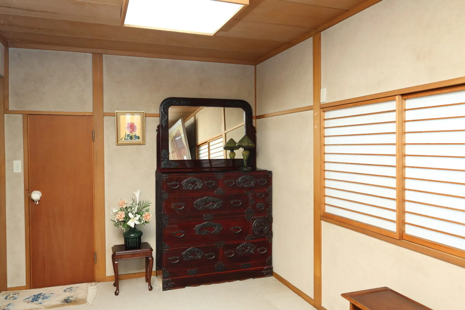 大正12年にドイツ人からの依頼で製造した鏡付仙台箪笥【湯目家蔵】