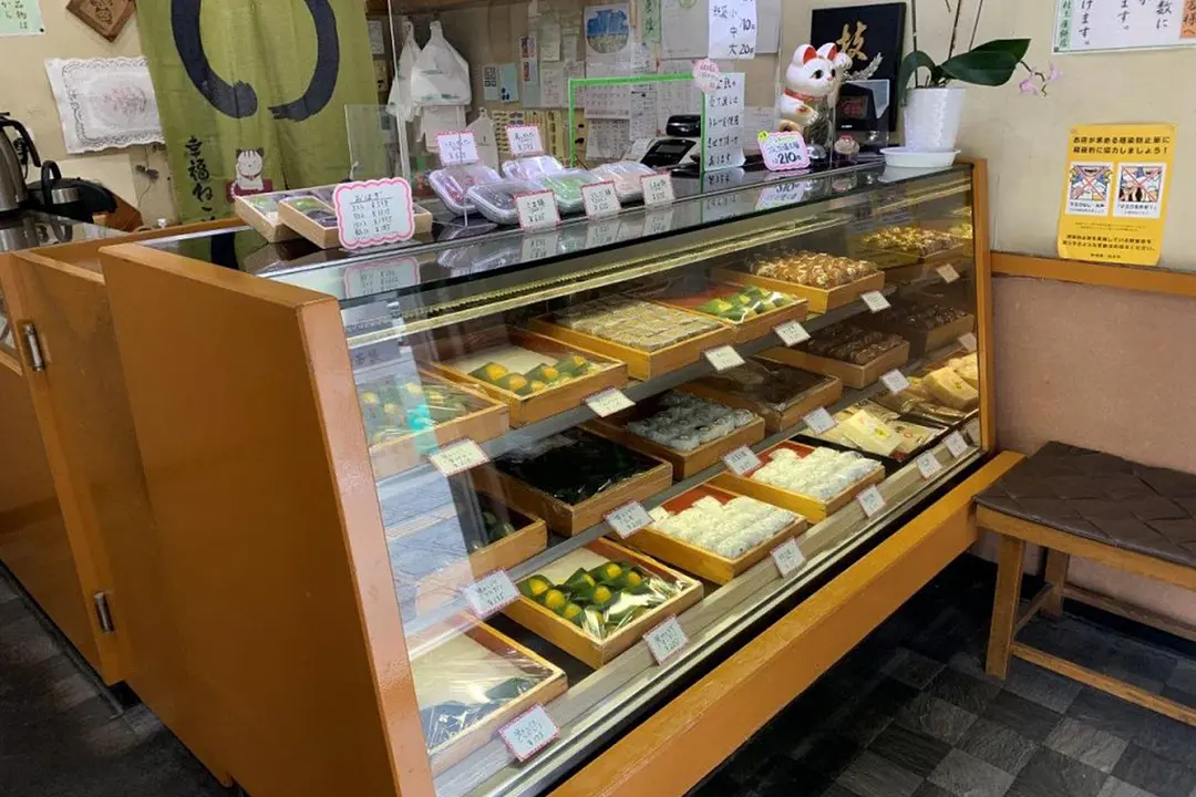 手土産にも喜ばれる季節商品も並びます