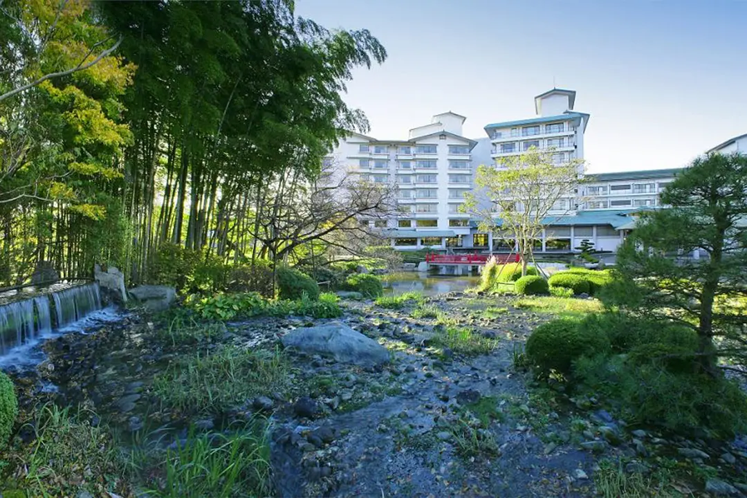 森を抜けると現れる緑に囲まれたお宿