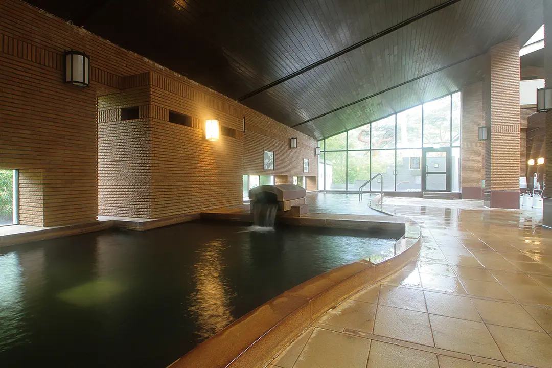 光が降り注ぐ大浴場
