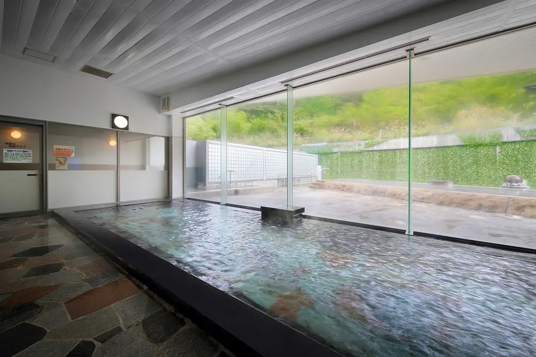 身体の奥から老廃物を出す【麦飯石低温サウナ】も男女完備