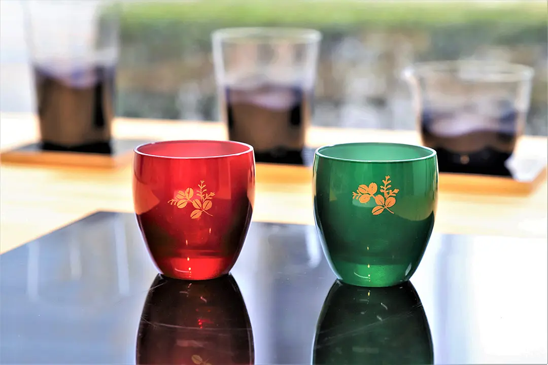 オリジナルコースターの他にも、オリジナルグラスが作れる「玉虫塗名入蒔絵体験」などのプログラムもあります。