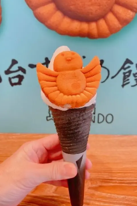 ソフトクリームに仙台すずめ饅頭が トッピングされた「ちゅんちゅんソフト」