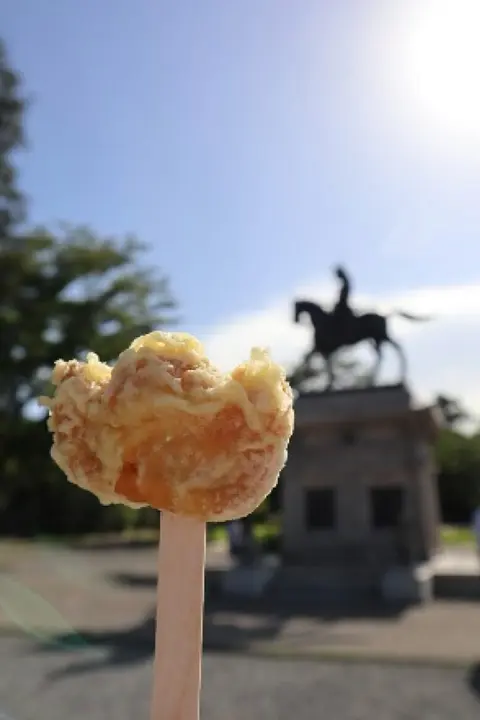 注文を受けてからサクッと揚げる、 アツアツの「揚げすずめ」