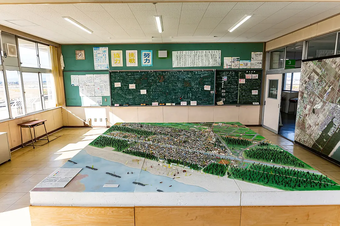 震災前の風景をジオラマで再現し、地区の歴史・文化、小学校の思い出などを振り返る資料も展示しています。