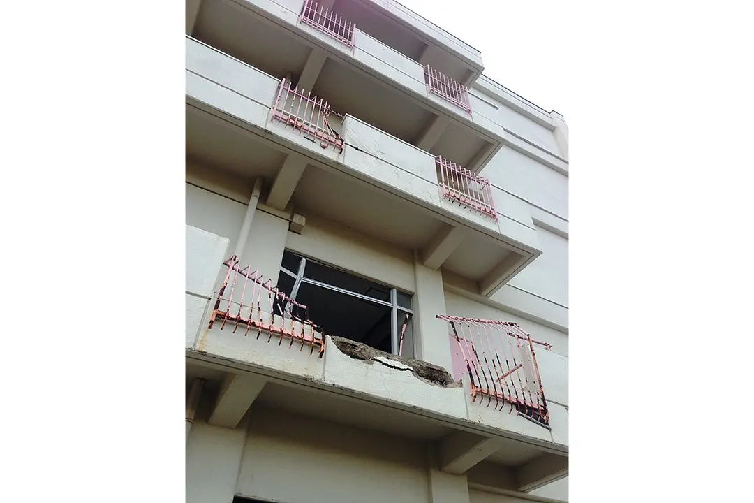 東日本大震災で2階まで津波が押し寄せた荒浜小学校。ここに、児童や教職員、住民ら320人が避難し、救助を待ちました。