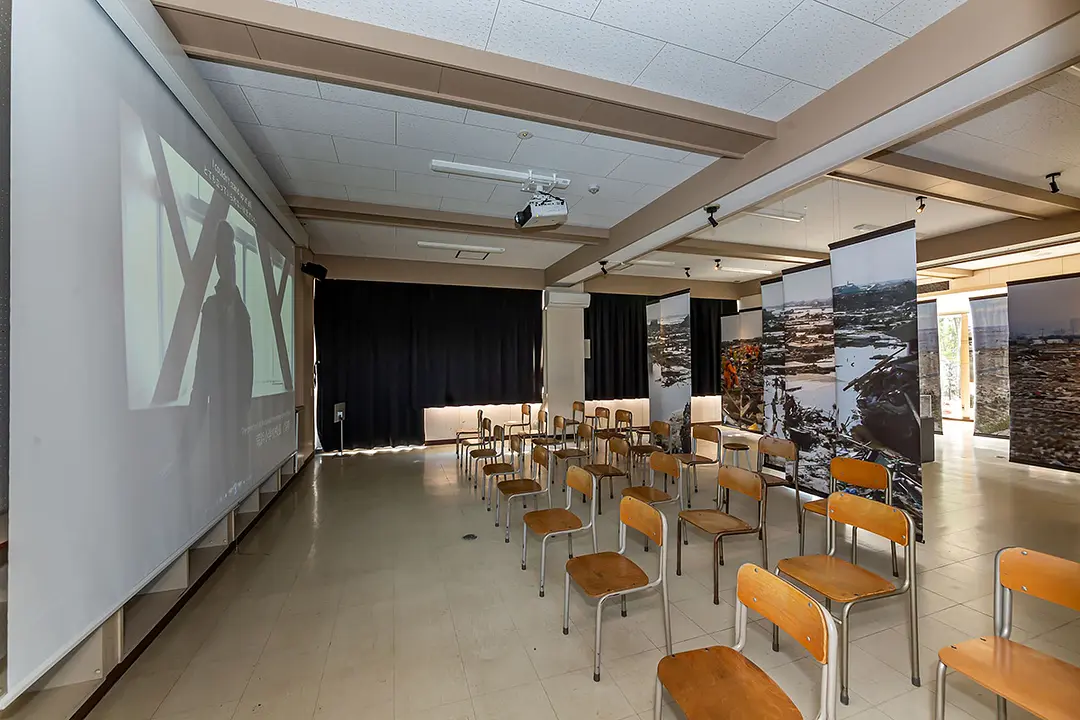 校舎の被害状況や、震災直後の様子を伝える写真や映像で、災害への備えを学ぶ事ができます。