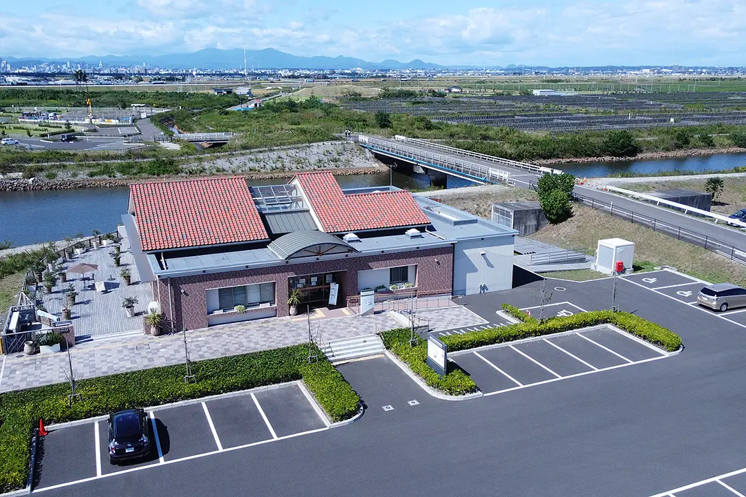 南北約9キロ、550ヘクタールに及ぶ広大な公園の中心に位置します