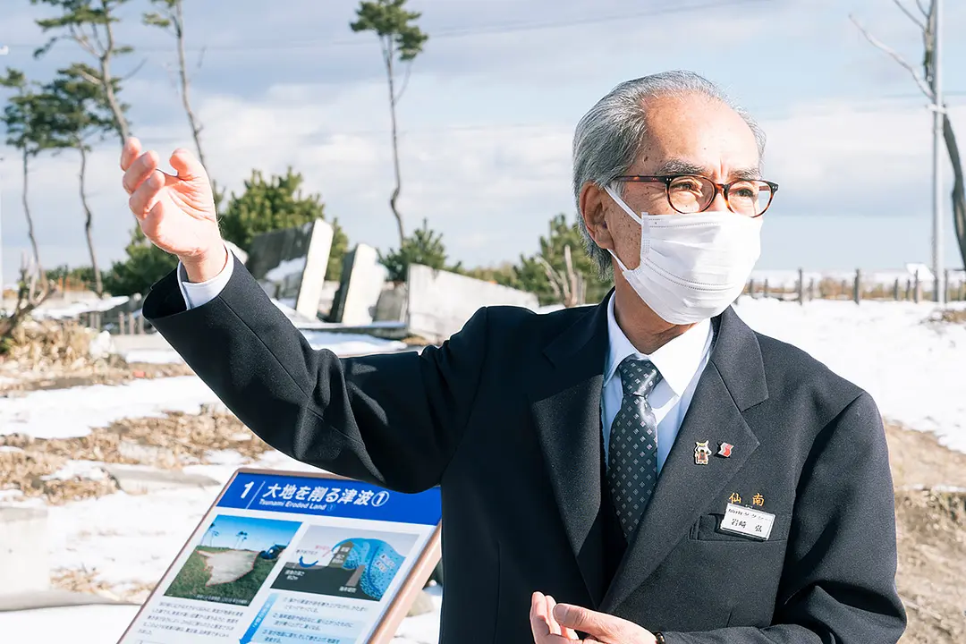 ドライバー歴20年以上という仙南タクシーの岩崎弘さん。各スポットを一緒に歩き説明してくれる