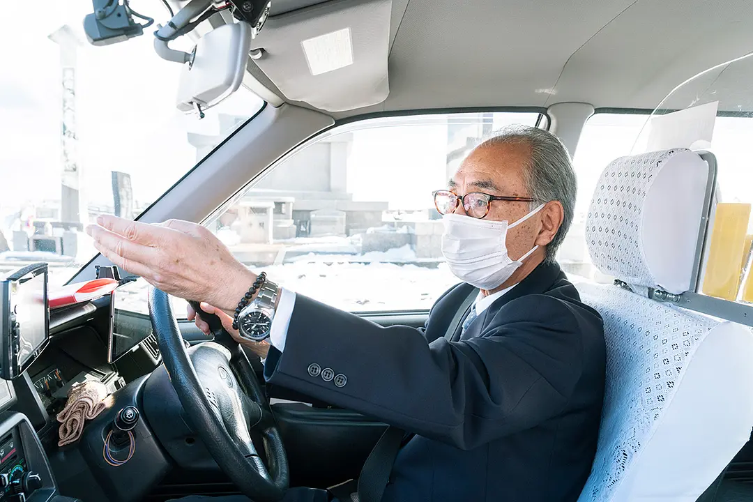 語り部は、NPO法人宮城復興支援センターの講習を受けた認定ドライバーが務めている