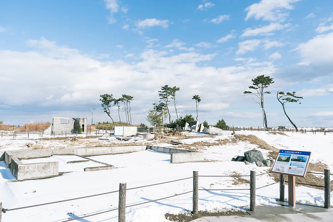 津波によって基礎だけになった住宅跡や、津波でえぐられた地盤が残る仙台市荒浜地区住宅基礎