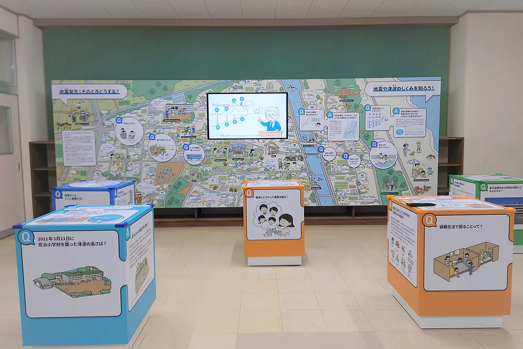 子供向け展示として、日頃の災害への備えと発生時の対応を学ぶことのできるアニメーションや、防災知識を知って学べるキューブ型展示を設置している。