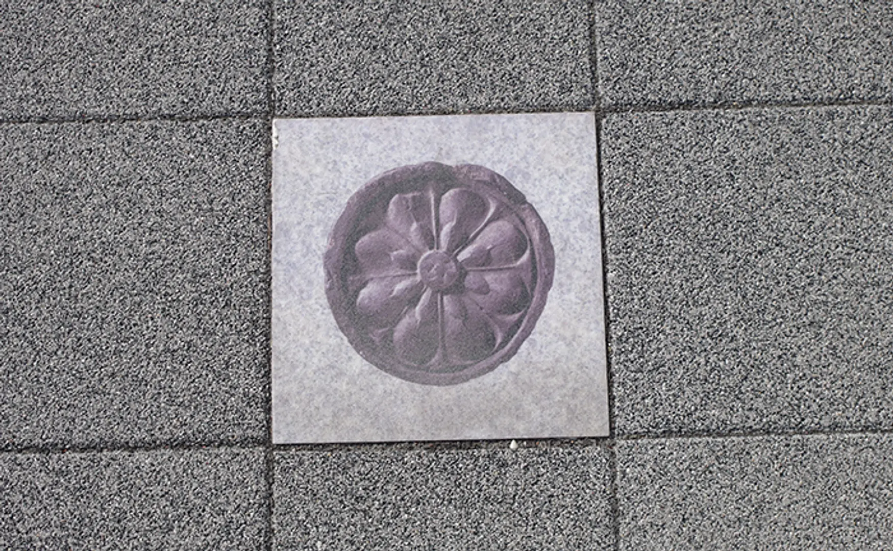 国分寺の瓦の模様を描いたタイル