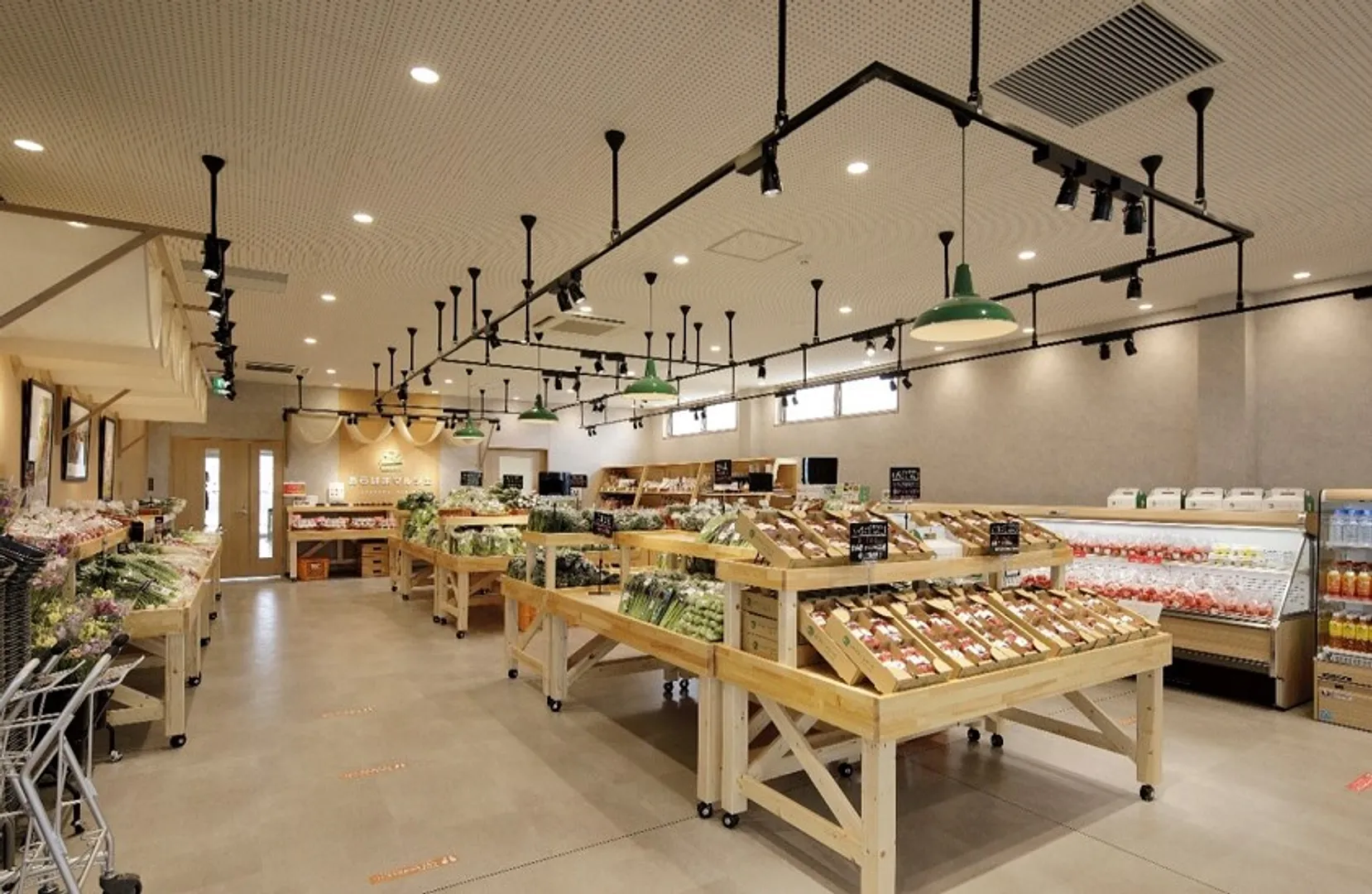 直売所「あらはまマルシェ」では、園内で収穫した果物の他に周辺農業事業者が生産する野菜や米、加工品などが毎日入荷しています