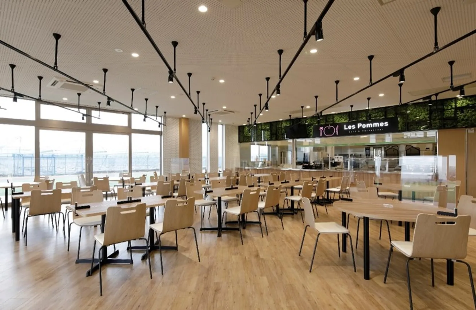 カフェレストラン「レ・ポム」では、季節のフルーツを使ったスイーツやお食事が楽しめます