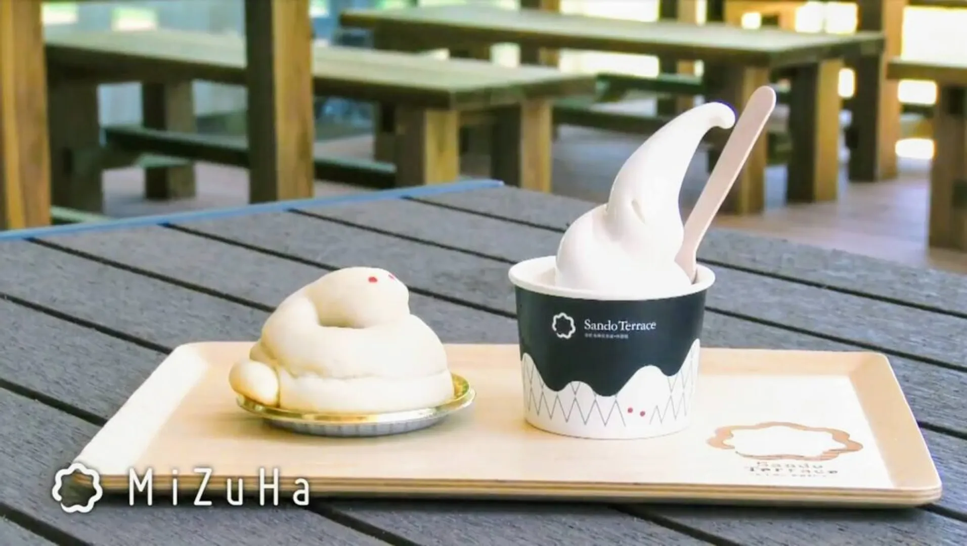 参拝者休憩所SandoTerraceの食事処IKoMiKiで提供している白蛇パンと白蛇ソフト