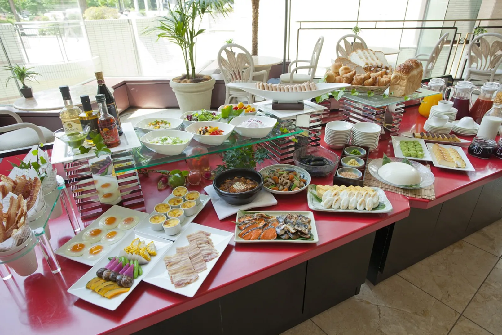 地元グルメも勢揃いの朝食ビュッフェは評判の味わい