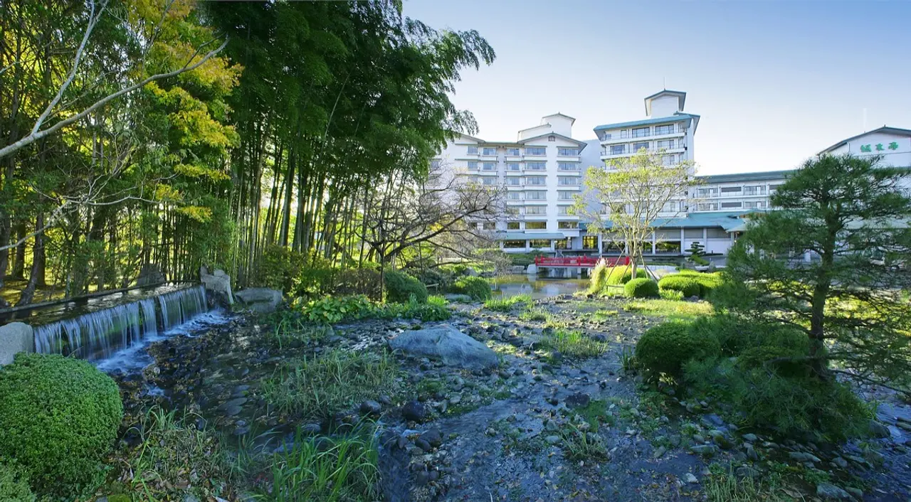 高台に佇む、自然に囲まれた宿。