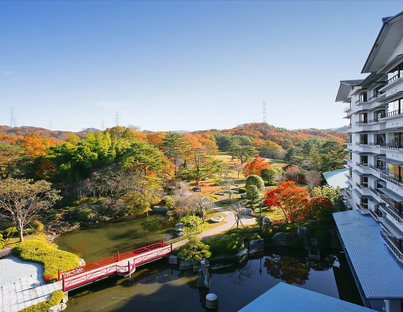 広大な敷地にある散策コースは四季折々の味わいをたのしめる。