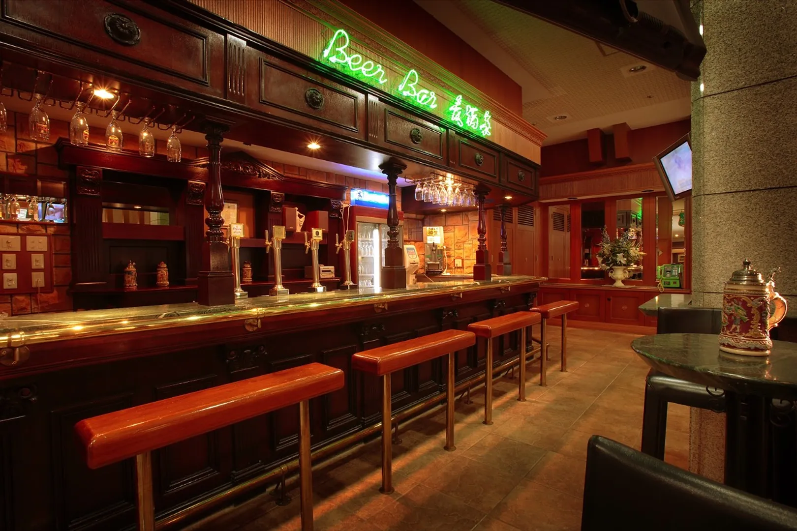 アンティークのカウンターで飲むオリジナルビール「かがり火」は格別。