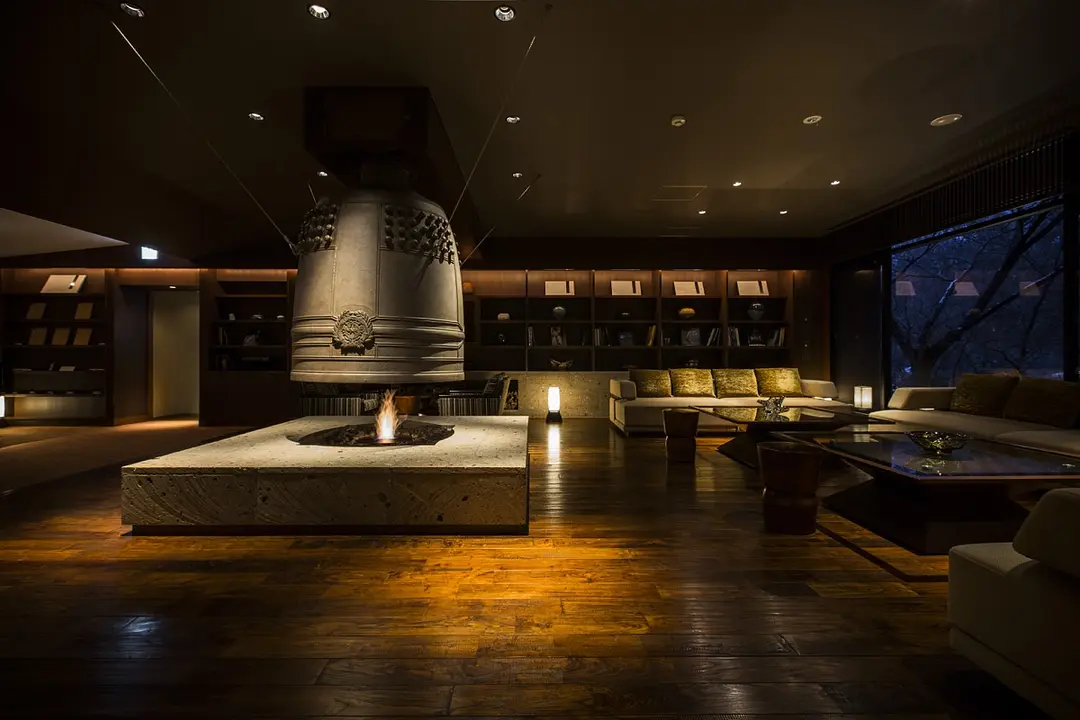 釣鐘が印象的なライブラリーラウンジ