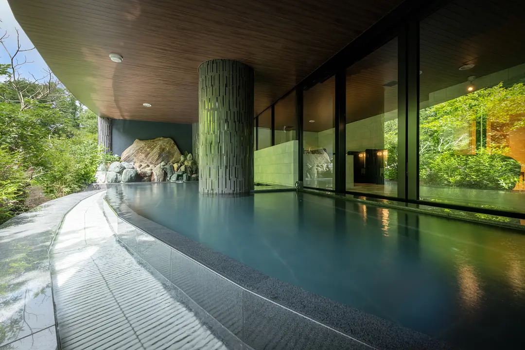 四季の彩りを感じられる開放的な大浴場
