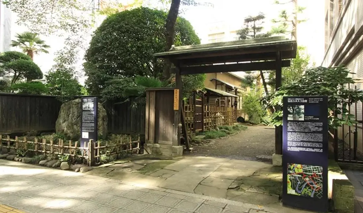 青葉通に面した入口には、「天地有情」と刻まれた自然石が立っています。