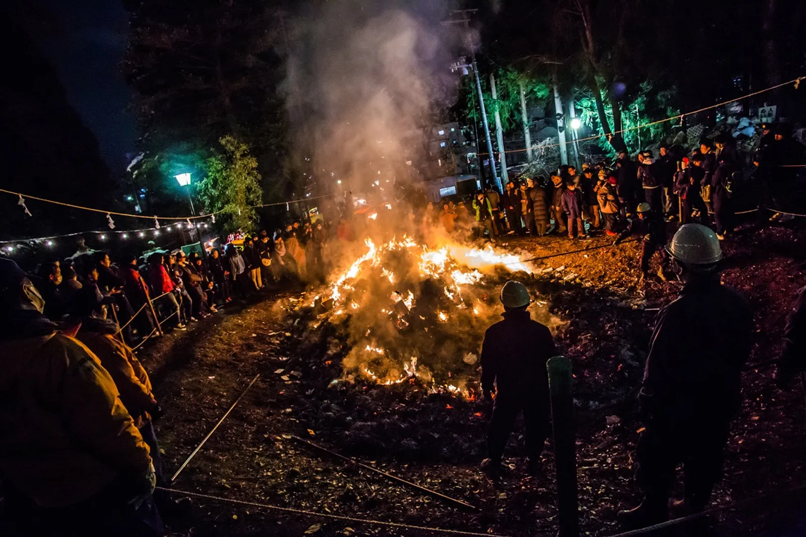 東照宮どんと祭 仙台の冬の風物詩でもあるお正月飾りや旧年のおふだ、お守りなどを御焚き上げする神事です。東照宮のどんと祭は午後3時より火入れを行い、多くの参拝者で賑わいます。
