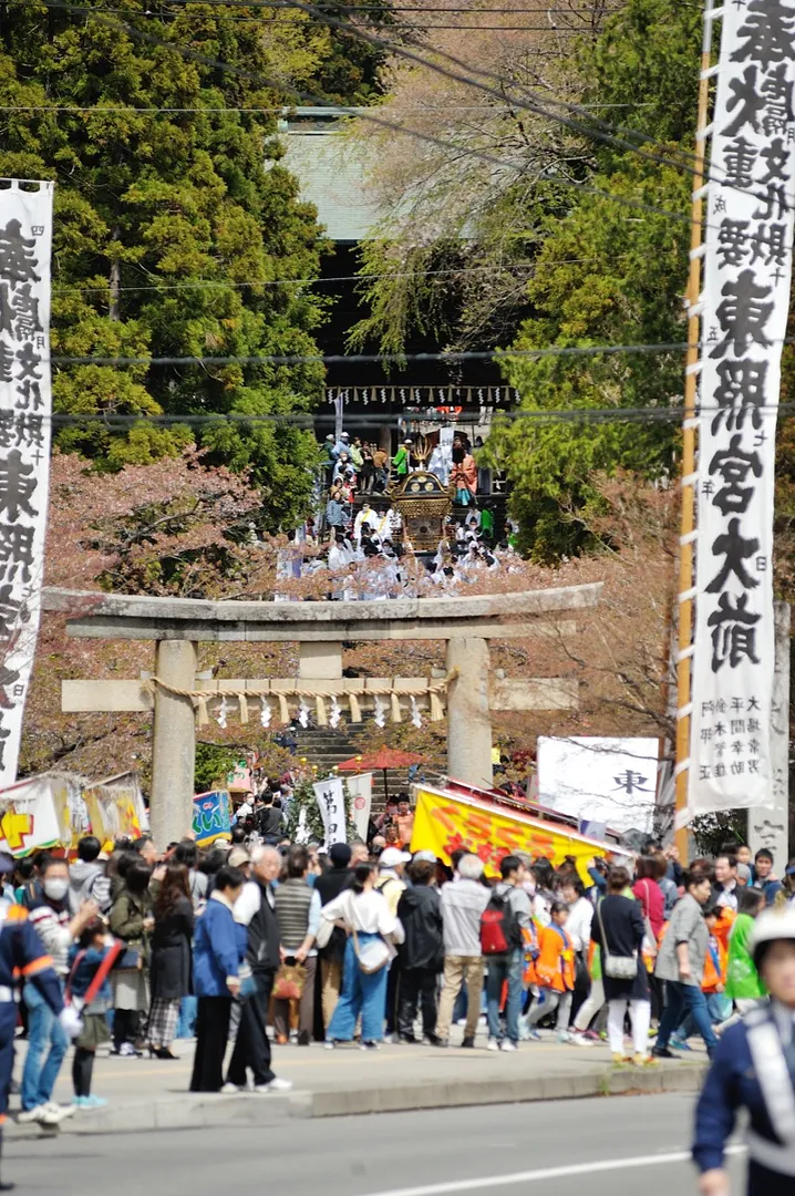 東照宮春祭 例祭に合わせて毎年4月の第3土日に春祭が開催されます。80本の桜が境内を彩り、仙台市登録有形文化財の東照宮神楽や、子ども神輿が奉納されます。