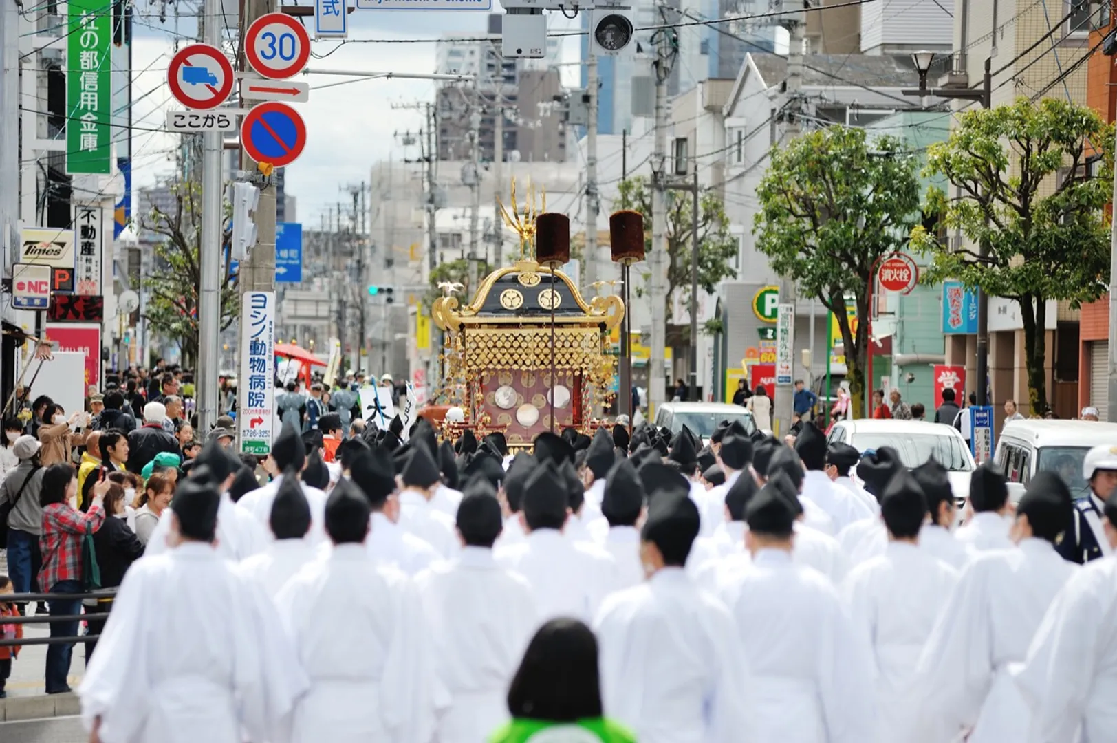 東照宮御祭礼 明暦元年（1655）から始まった東照宮の神輿渡御は江戸時代を通じて行われ、仙台祭とも呼ばれました。江戸時代はお祭りの行列は数千人に及び、遠方からも見物が訪れるなど仙台最大のお祭りでした。現在では5年に1度斎行されております。