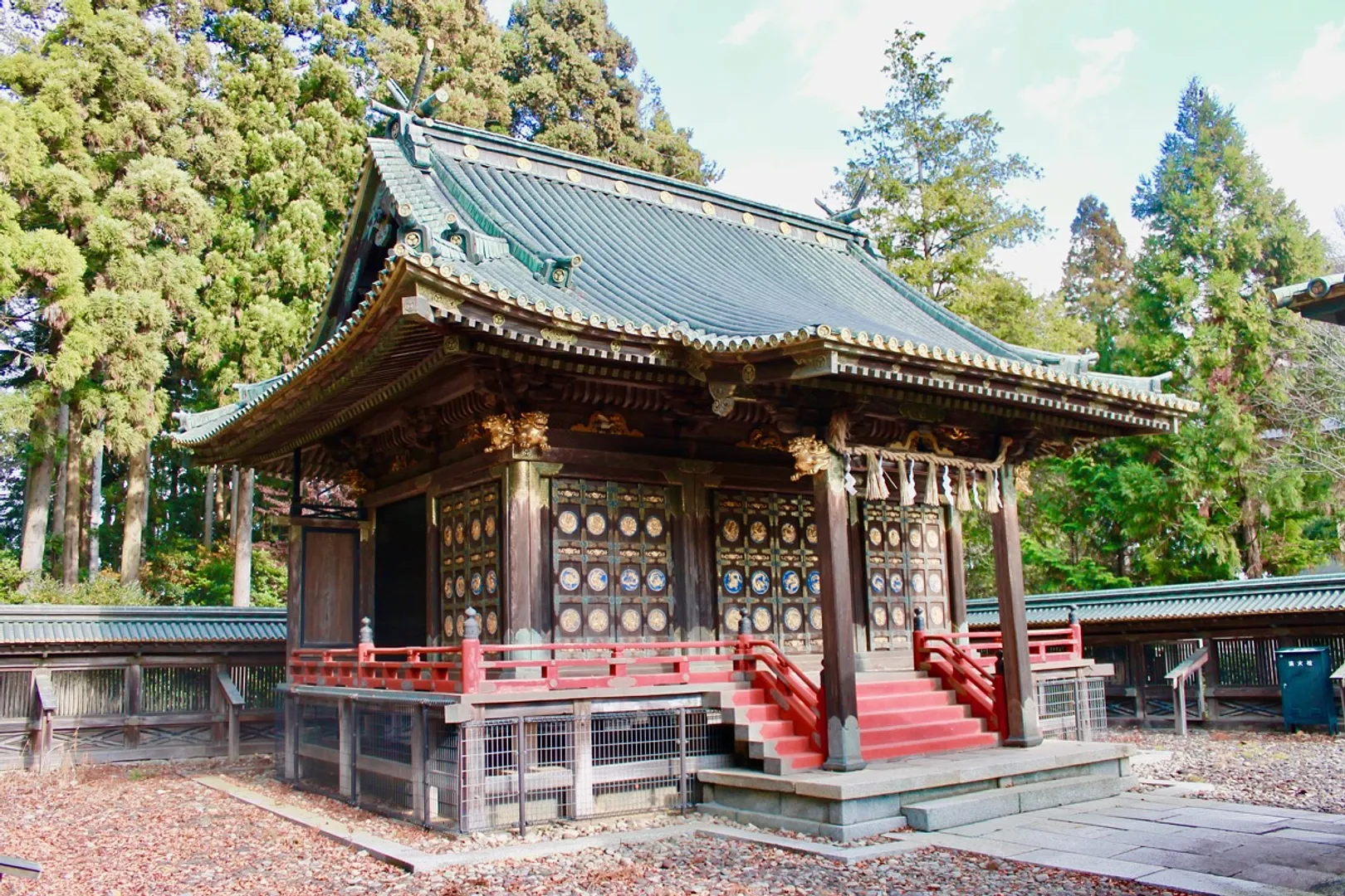 重要文化財 東照宮本殿（非公開） 本殿は御祭神がお鎮まりになる最も重要な建物です。鷹や天女、龍などの彫刻が彫られ、当時最先端の技術である七宝金具を使用した金具で装飾されています。