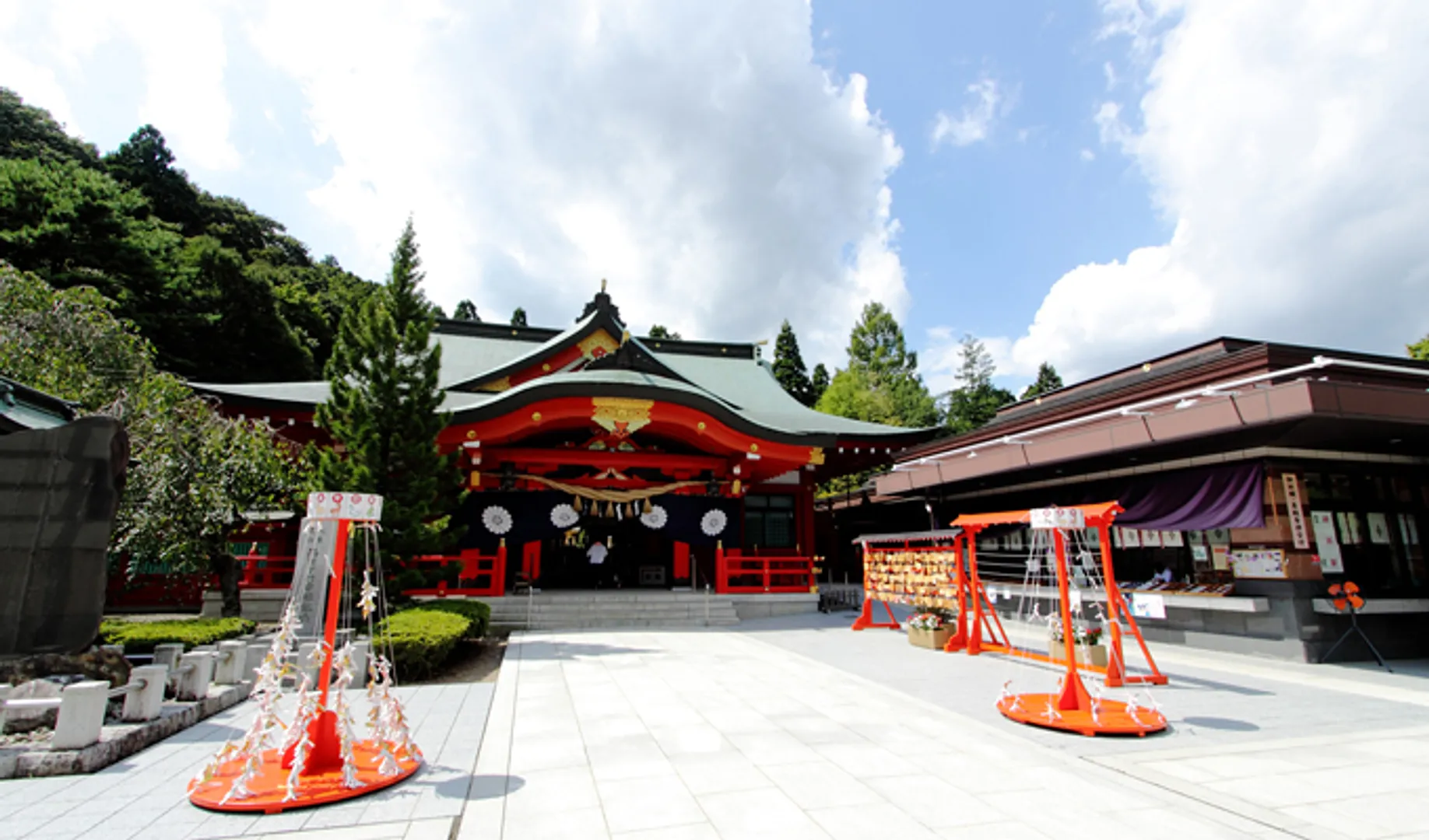 拝殿・英霊顕彰館