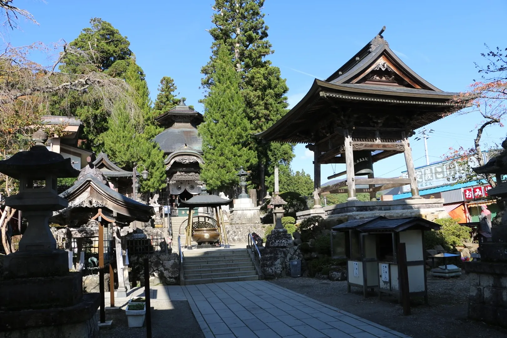 御廟「貞能堂」