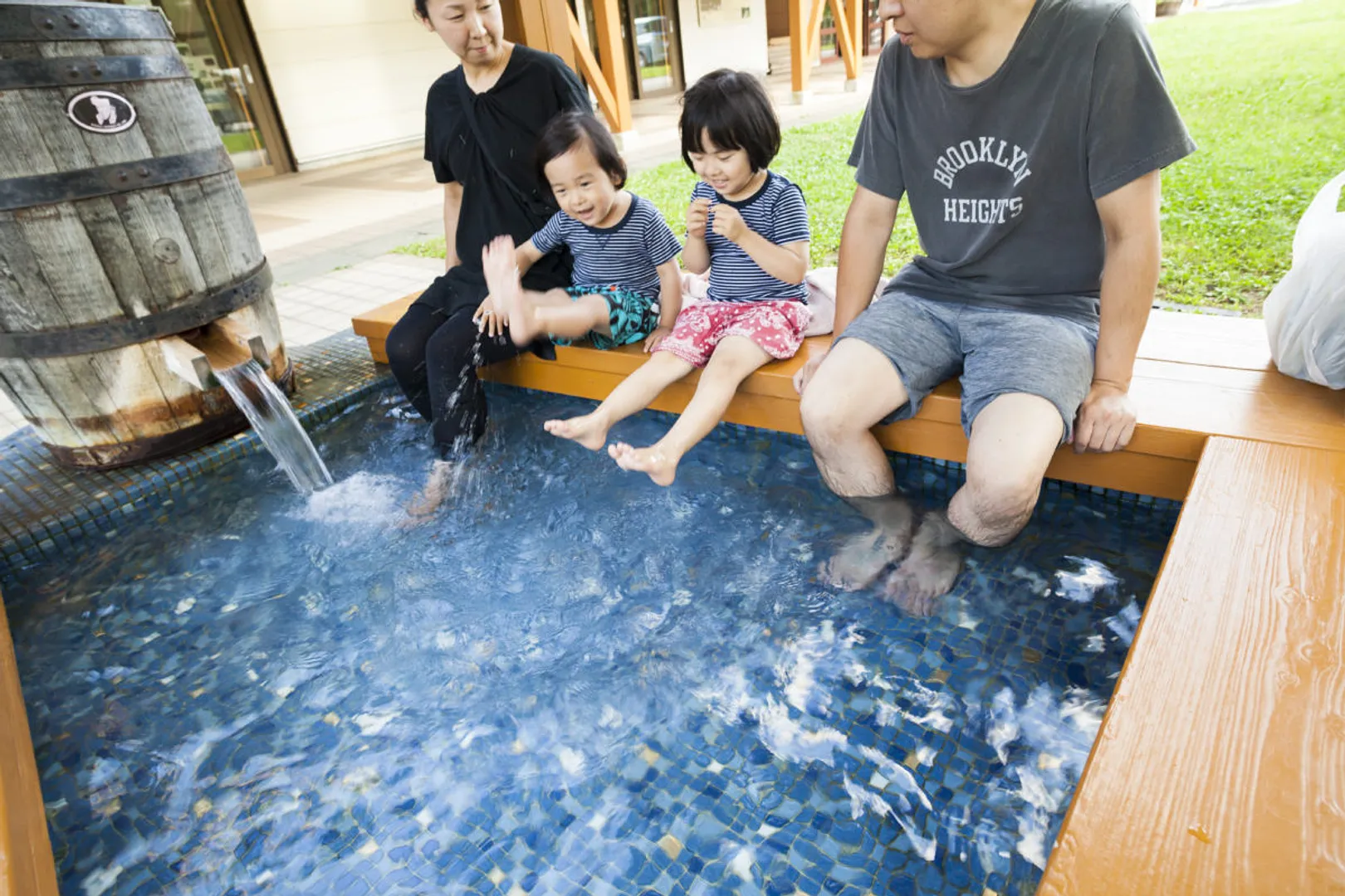 ラサンタ広場には、ウヰスキーの樽から流れ出る源泉かけ流しの上質なお湯を楽しむことが出来ます。無料でご利用されます。（冬季はお休み）