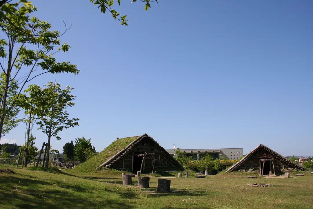 縄文の森広場 施設外観と復元住居