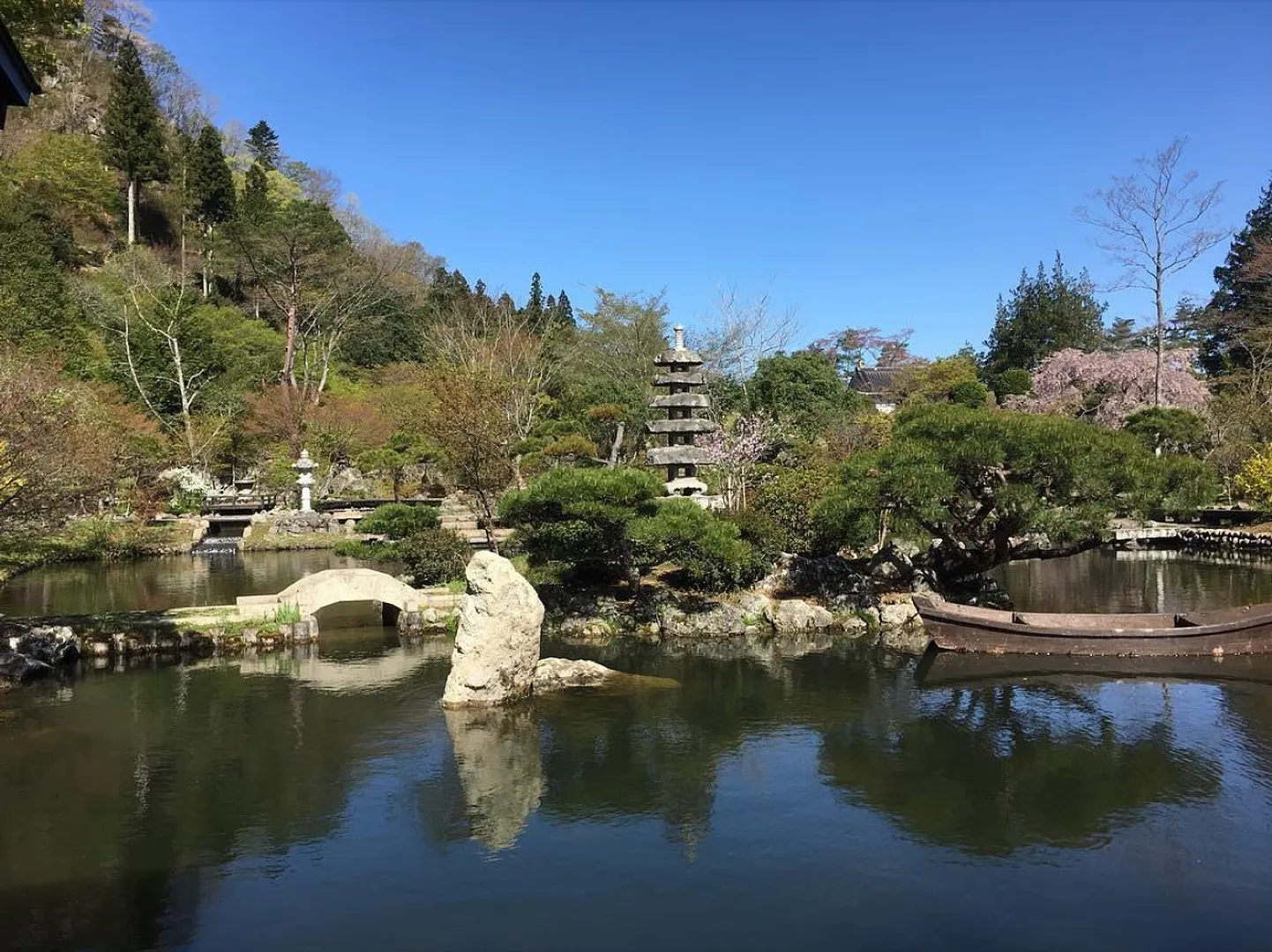 秋保石の石組と池から構成される池泉回遊式庭園