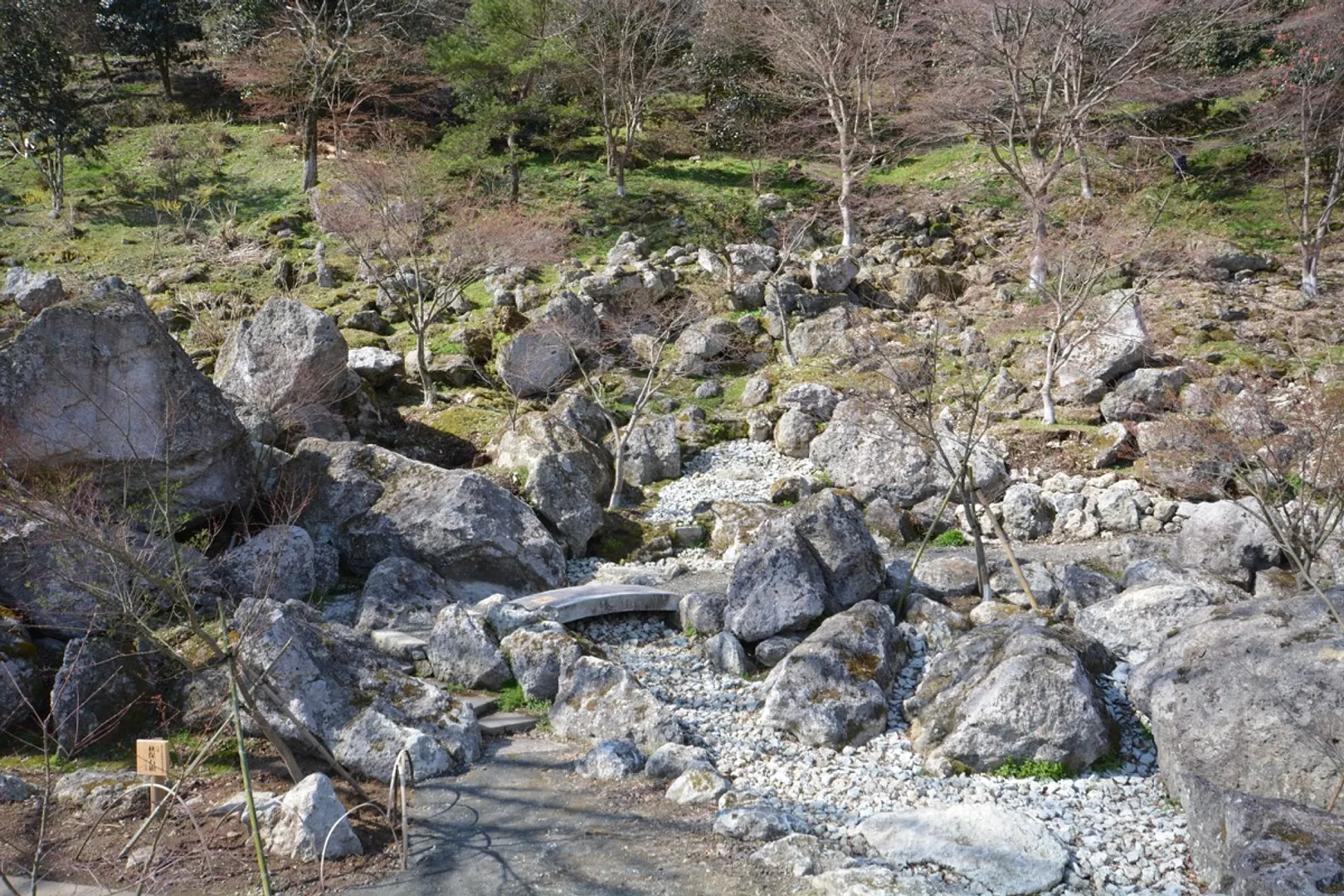 借景も巧みに取り込んだ秋保石の石組