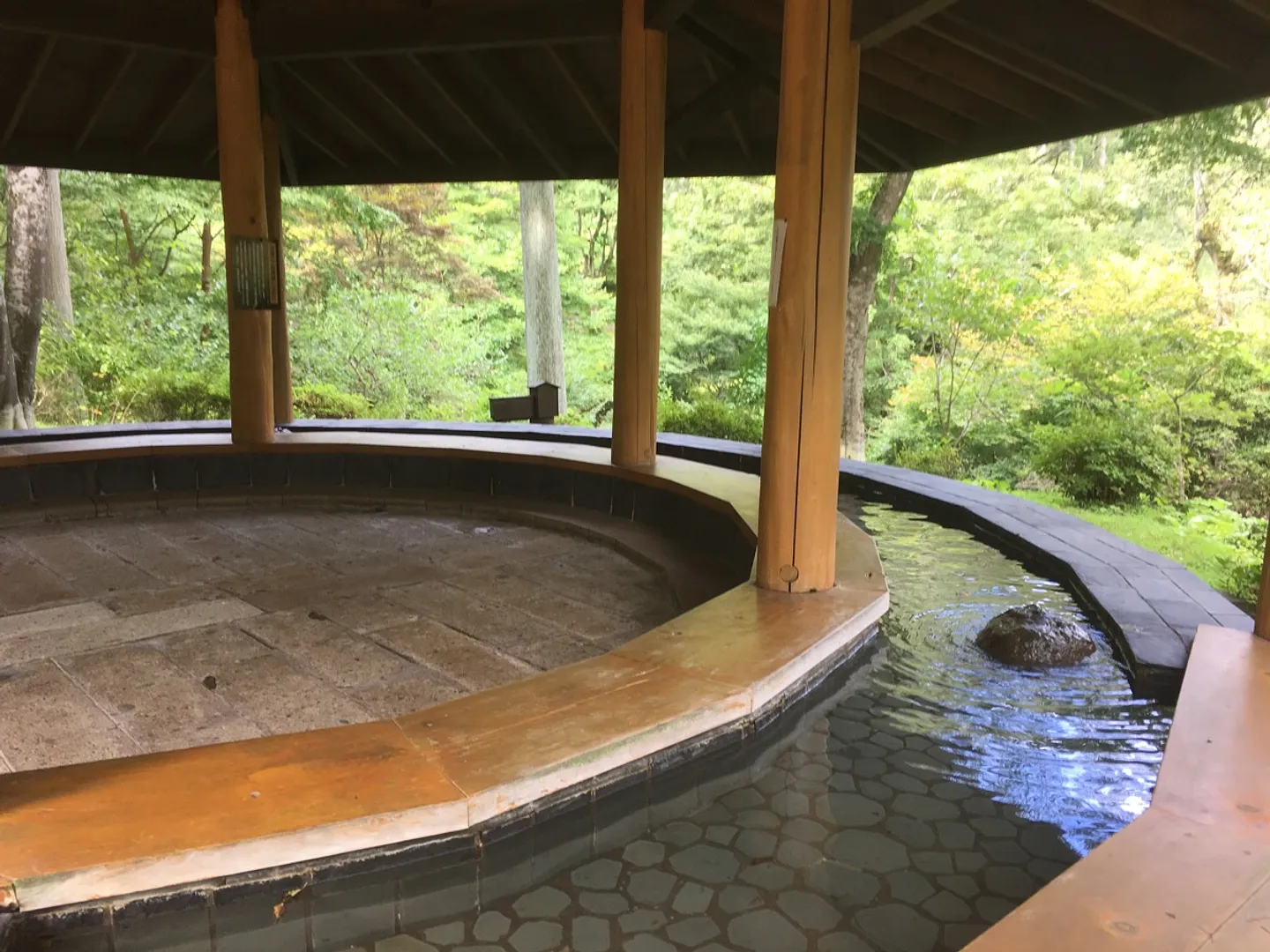 園内には自家源泉を用いた足湯がある