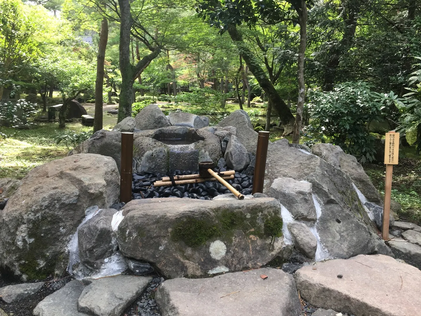 絶妙な水音が鳴り響く水琴窟