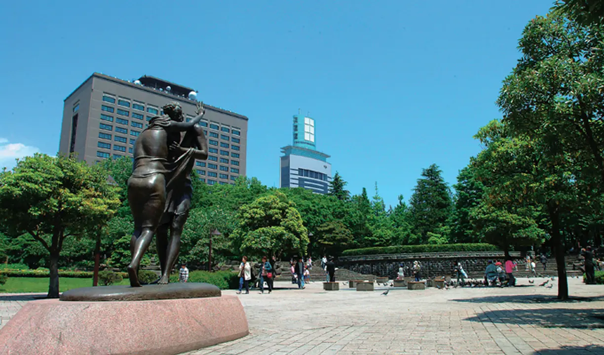 周囲の緑と融和し落ち着いた雰囲気を醸し出す彫刻